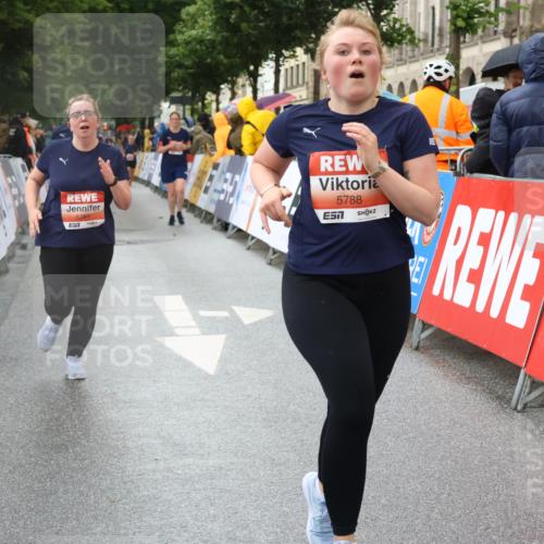 14.06.2026 - REWE Women's Run Strokosch-Dieckow http://msf.ph/oto/9771901 14.06.2026 11:10:22 Ziel 5211, 5240, 5301, 5375, 5698, 5787, 5788, 5974 meine-sportfotos.de