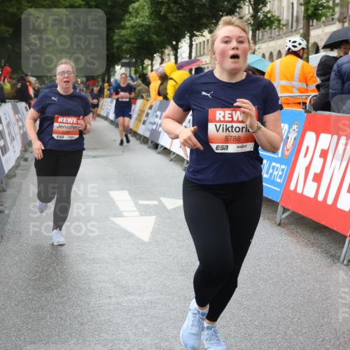 14.06.2026 - REWE Women's Run Strokosch-Dieckow http://msf.ph/oto/9771909 14.06.2026 11:10:22 Ziel 5211, 5240, 5301, 5375, 5698, 5787, 5788, 5974 meine-sportfotos.de