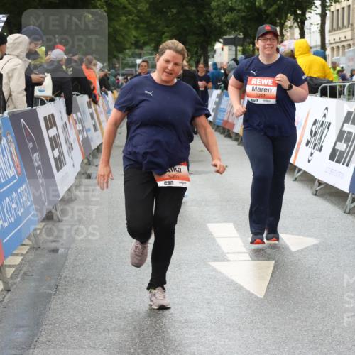 14.06.2026 - REWE Women's Run Strokosch-Dieckow http://msf.ph/oto/9771994 14.06.2026 11:10:17 Ziel 5211, 5301, 5375, 5698, 5937, 5938, 5974, 5996 meine-sportfotos.de