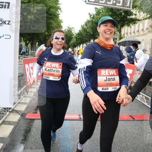14.06.2026 - REWE Women's Run Strokosch-Dieckow http://msf.ph/oto/9772083 14.06.2026 11:10:05 Ziel 5060, 5061, 5063, 5145, 5197, 5246, 5472, 5533, 5559, 5770, 5855, 5902, 5926 meine-sportfotos.de