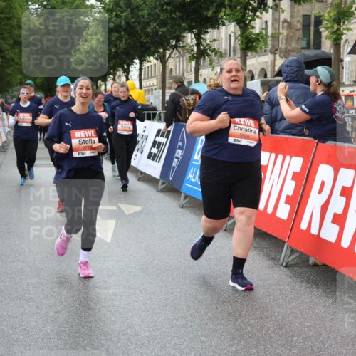 14.06.2026 - REWE Women's Run Strokosch-Dieckow http://msf.ph/oto/9772263 14.06.2026 11:09:59 Ziel 5197, 5278, 5465, 5472, 5770, 5902, 5926 meine-sportfotos.de