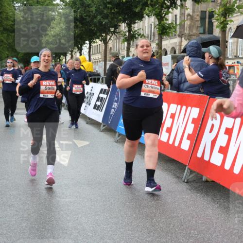 14.06.2026 - REWE Women's Run Strokosch-Dieckow http://msf.ph/oto/9772278 14.06.2026 11:09:59 Ziel 5197, 5278, 5465, 5472, 5770, 5902, 5926 meine-sportfotos.de