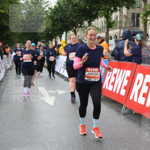 14.06.2026 - REWE Women's Run Strokosch-Dieckow http://msf.ph/oto/9772297 14.06.2026 11:09:58 Ziel 5197, 5278, 5465, 5770, 5902, 5926 meine-sportfotos.de