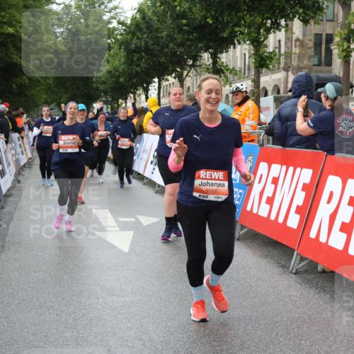 14.06.2026 - REWE Women's Run Strokosch-Dieckow http://msf.ph/oto/9772314 14.06.2026 11:09:58 Ziel 5197, 5278, 5465, 5770, 5902, 5926 meine-sportfotos.de