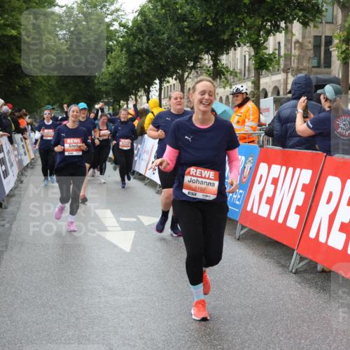 14.06.2026 - REWE Women's Run Strokosch-Dieckow http://msf.ph/oto/9772330 14.06.2026 11:09:58 Ziel 5197, 5278, 5465, 5770, 5902, 5926 meine-sportfotos.de