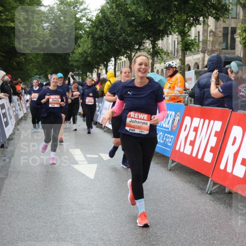 14.06.2026 - REWE Women's Run Strokosch-Dieckow http://msf.ph/oto/9772347 14.06.2026 11:09:58 Ziel 5197, 5278, 5465, 5770, 5902, 5926 meine-sportfotos.de