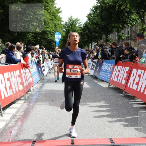 14.06.2026 - REWE Women's Run Strokosch-Dieckow http://msf.ph/oto/9772392 14.06.2026 10:55:38 Ziel 5287, 5308, 5695, 5702 meine-sportfotos.de