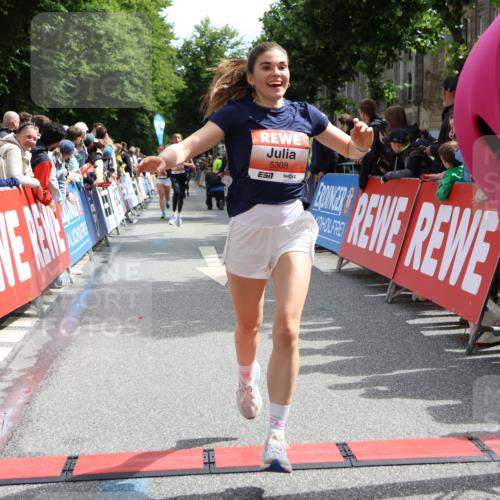 14.06.2026 - REWE Women's Run Strokosch-Dieckow http://msf.ph/oto/9772466 14.06.2026 10:55:35 Ziel 5287, 5308, 5702 meine-sportfotos.de