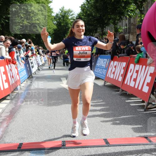 14.06.2026 - REWE Women's Run Strokosch-Dieckow http://msf.ph/oto/9772483 14.06.2026 10:55:35 Ziel 5287, 5308, 5702 meine-sportfotos.de