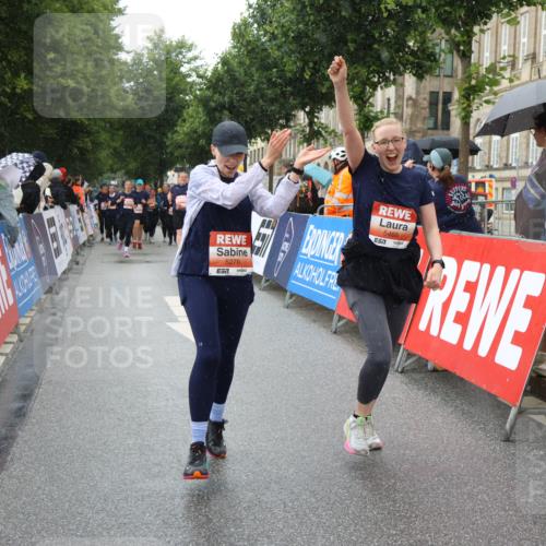 14.06.2026 - REWE Women's Run Strokosch-Dieckow http://msf.ph/oto/9772500 14.06.2026 11:09:54 Ziel 5278, 5465 meine-sportfotos.de