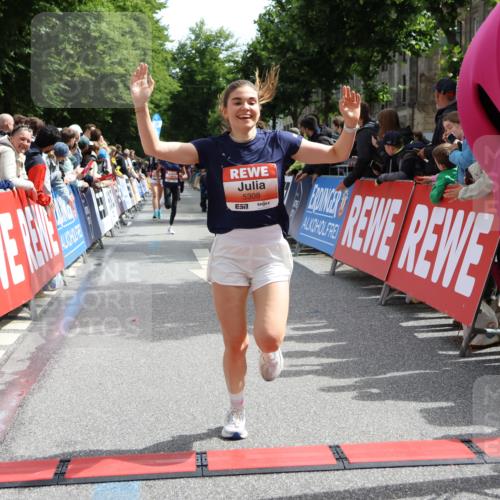 14.06.2026 - REWE Women's Run Strokosch-Dieckow http://msf.ph/oto/9772501 14.06.2026 10:55:35 Ziel 5287, 5308, 5702 meine-sportfotos.de