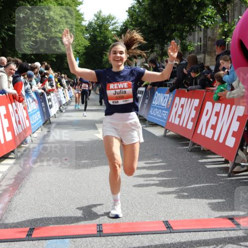 14.06.2026 - REWE Women's Run Strokosch-Dieckow http://msf.ph/oto/9772521 14.06.2026 10:55:35 Ziel 5287, 5308, 5702 meine-sportfotos.de