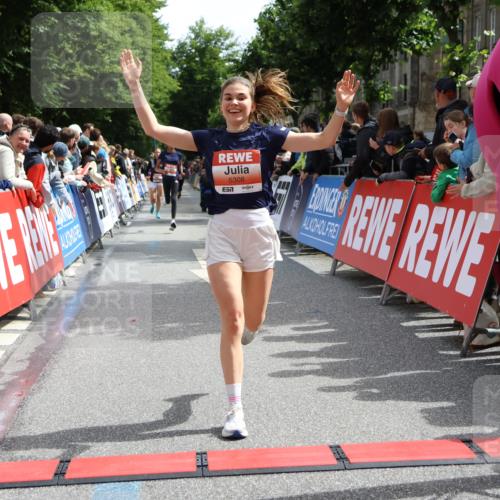 14.06.2026 - REWE Women's Run Strokosch-Dieckow http://msf.ph/oto/9772542 14.06.2026 10:55:35 Ziel 5287, 5308, 5702 meine-sportfotos.de