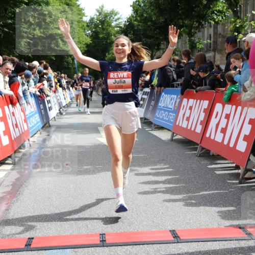 14.06.2026 - REWE Women's Run Strokosch-Dieckow http://msf.ph/oto/9772564 14.06.2026 10:55:35 Ziel 5287, 5308, 5702 meine-sportfotos.de