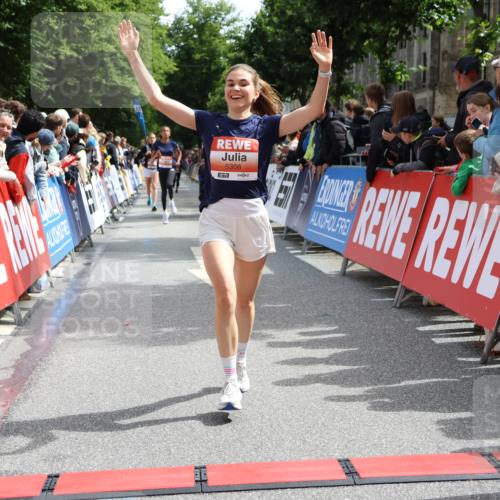 14.06.2026 - REWE Women's Run Strokosch-Dieckow http://msf.ph/oto/9772581 14.06.2026 10:55:35 Ziel 5287, 5308, 5702 meine-sportfotos.de