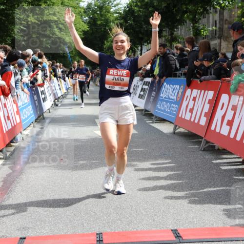 14.06.2026 - REWE Women's Run Strokosch-Dieckow http://msf.ph/oto/9772596 14.06.2026 10:55:35 Ziel 5287, 5308, 5702 meine-sportfotos.de