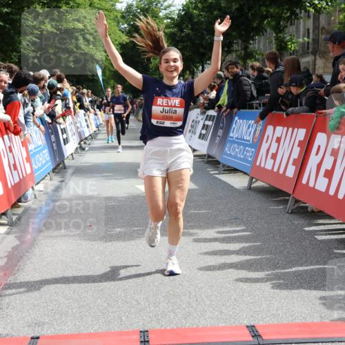 14.06.2026 - REWE Women's Run Strokosch-Dieckow http://msf.ph/oto/9772616 14.06.2026 10:55:35 Ziel 5287, 5308, 5702 meine-sportfotos.de