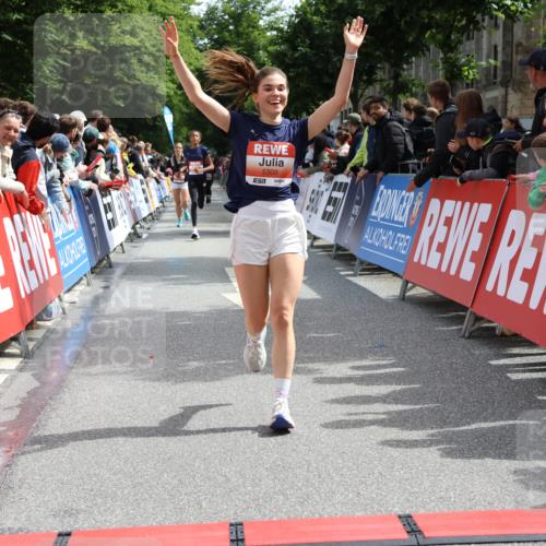 14.06.2026 - REWE Women's Run Strokosch-Dieckow http://msf.ph/oto/9772634 14.06.2026 10:55:34 Ziel 5287, 5308, 5702 meine-sportfotos.de