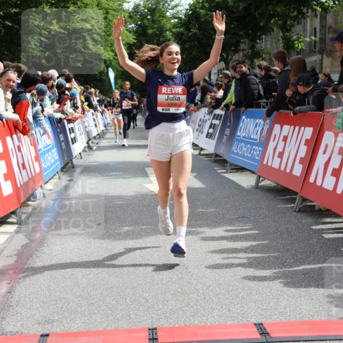 14.06.2026 - REWE Women's Run Strokosch-Dieckow http://msf.ph/oto/9772655 14.06.2026 10:55:34 Ziel 5287, 5308, 5702 meine-sportfotos.de
