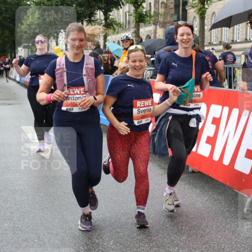 14.06.2026 - REWE Women's Run Strokosch-Dieckow http://msf.ph/oto/9772712 14.06.2026 11:09:37 Ziel 5406, 5549, 5576, 5761, 5762, 5836, 5854, 5968, 5981, 5987 meine-sportfotos.de