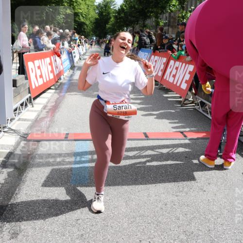 14.06.2026 - REWE Women's Run Strokosch-Dieckow http://msf.ph/oto/9772737 14.06.2026 10:55:19 Ziel 5649, 5718, 5837 meine-sportfotos.de