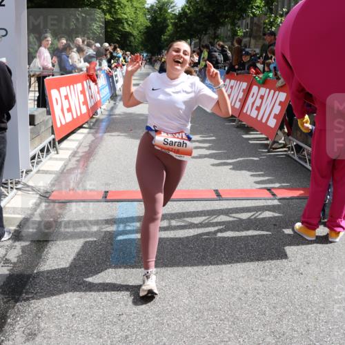 14.06.2026 - REWE Women's Run Strokosch-Dieckow http://msf.ph/oto/9772750 14.06.2026 10:55:19 Ziel 5649, 5718, 5837 meine-sportfotos.de