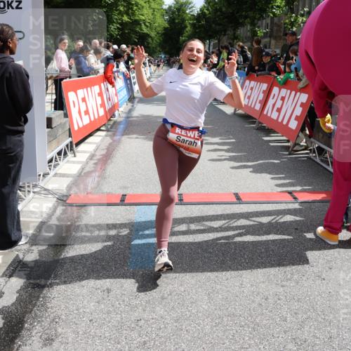 14.06.2026 - REWE Women's Run Strokosch-Dieckow http://msf.ph/oto/9772763 14.06.2026 10:55:19 Ziel 5649, 5718, 5837 meine-sportfotos.de