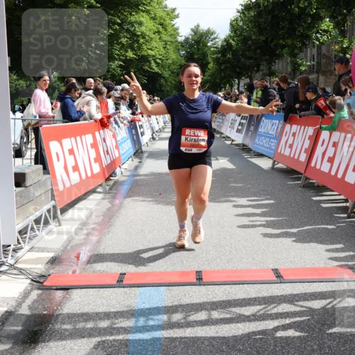 14.06.2026 - REWE Women's Run Strokosch-Dieckow http://msf.ph/oto/9772775 14.06.2026 10:55:17 Ziel 5649, 5718, 5837 meine-sportfotos.de