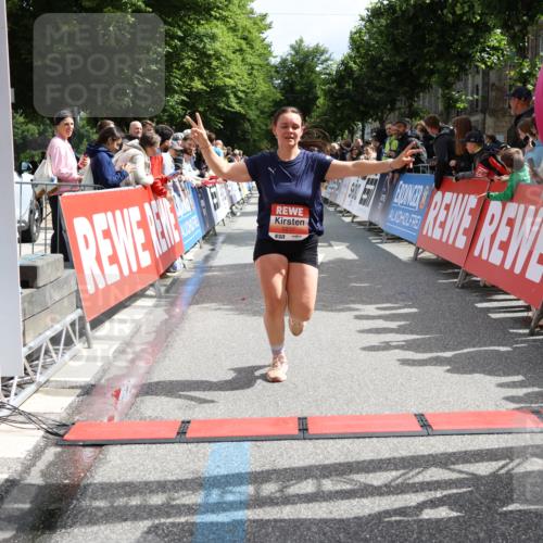 14.06.2026 - REWE Women's Run Strokosch-Dieckow http://msf.ph/oto/9772785 14.06.2026 10:55:17 Ziel 5649, 5718, 5837 meine-sportfotos.de