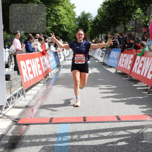 14.06.2026 - REWE Women's Run Strokosch-Dieckow http://msf.ph/oto/9772796 14.06.2026 10:55:17 Ziel 5649, 5718, 5837 meine-sportfotos.de