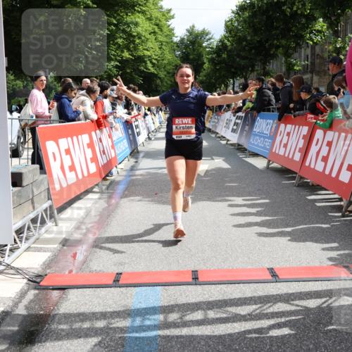 14.06.2026 - REWE Women's Run Strokosch-Dieckow http://msf.ph/oto/9772807 14.06.2026 10:55:17 Ziel 5649, 5718, 5837 meine-sportfotos.de
