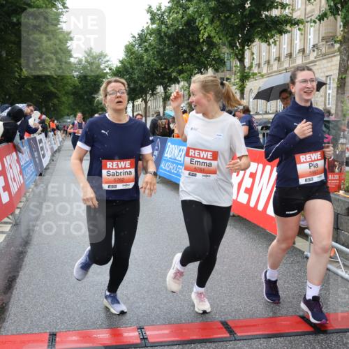 14.06.2026 - REWE Women's Run Strokosch-Dieckow http://msf.ph/oto/9772830 14.06.2026 11:09:34 Ziel 5259, 5279, 5406, 5549, 5761, 5762, 5836, 5854, 5968, 5981, 5987 meine-sportfotos.de
