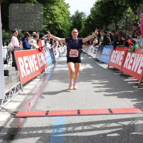 14.06.2026 - REWE Women's Run Strokosch-Dieckow http://msf.ph/oto/9772835 14.06.2026 10:55:17 Ziel 5649, 5718, 5837 meine-sportfotos.de