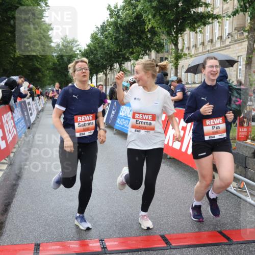 14.06.2026 - REWE Women's Run Strokosch-Dieckow http://msf.ph/oto/9772842 14.06.2026 11:09:34 Ziel 5259, 5279, 5406, 5549, 5761, 5762, 5836, 5854, 5968, 5981, 5987 meine-sportfotos.de