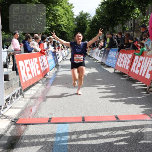 14.06.2026 - REWE Women's Run Strokosch-Dieckow http://msf.ph/oto/9772845 14.06.2026 10:55:17 Ziel 5649, 5718, 5837 meine-sportfotos.de