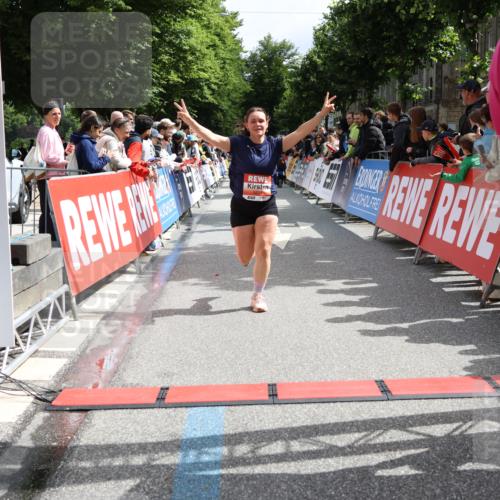 14.06.2026 - REWE Women's Run Strokosch-Dieckow http://msf.ph/oto/9772855 14.06.2026 10:55:17 Ziel 5649, 5718, 5837 meine-sportfotos.de