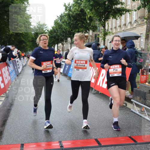 14.06.2026 - REWE Women's Run Strokosch-Dieckow http://msf.ph/oto/9772862 14.06.2026 11:09:34 Ziel 5259, 5279, 5406, 5549, 5761, 5762, 5836, 5854, 5968, 5981, 5987 meine-sportfotos.de
