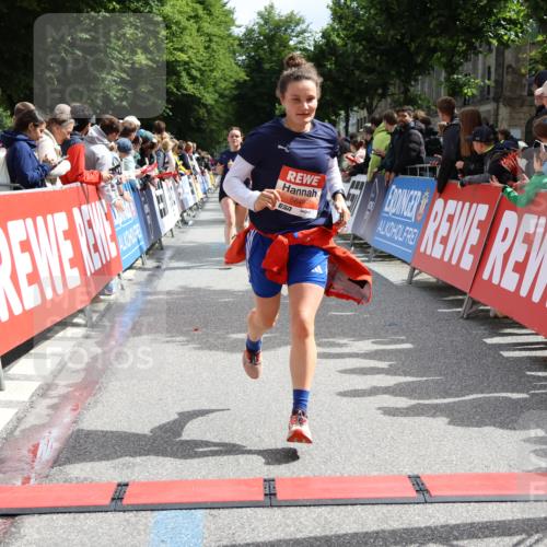 14.06.2026 - REWE Women's Run Strokosch-Dieckow http://msf.ph/oto/9772869 14.06.2026 10:55:15 Ziel 5649, 5718, 5837 meine-sportfotos.de