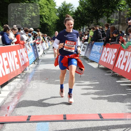 14.06.2026 - REWE Women's Run Strokosch-Dieckow http://msf.ph/oto/9772881 14.06.2026 10:55:15 Ziel 5649, 5718, 5837 meine-sportfotos.de