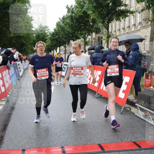 14.06.2026 - REWE Women's Run Strokosch-Dieckow http://msf.ph/oto/9772885 14.06.2026 11:09:34 Ziel 5259, 5279, 5406, 5549, 5761, 5762, 5836, 5854, 5968, 5981, 5987 meine-sportfotos.de