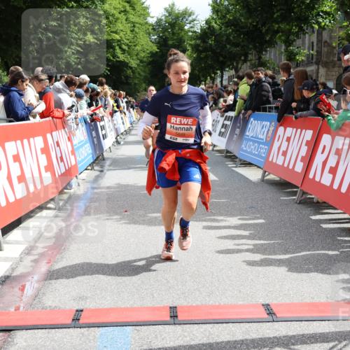 14.06.2026 - REWE Women's Run Strokosch-Dieckow http://msf.ph/oto/9772892 14.06.2026 10:55:15 Ziel 5649, 5718, 5837 meine-sportfotos.de
