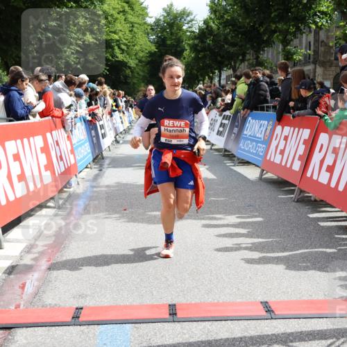 14.06.2026 - REWE Women's Run Strokosch-Dieckow http://msf.ph/oto/9772904 14.06.2026 10:55:15 Ziel 5649, 5718, 5837 meine-sportfotos.de