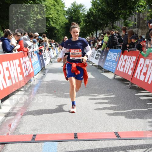 14.06.2026 - REWE Women's Run Strokosch-Dieckow http://msf.ph/oto/9772915 14.06.2026 10:55:15 Ziel 5649, 5718, 5837 meine-sportfotos.de