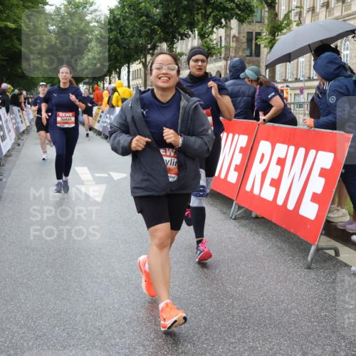 14.06.2026 - REWE Women's Run Strokosch-Dieckow http://msf.ph/oto/9772995 14.06.2026 11:09:27 Ziel 5259, 5279, 5600, 5681, 5836, 5927, 5968 meine-sportfotos.de