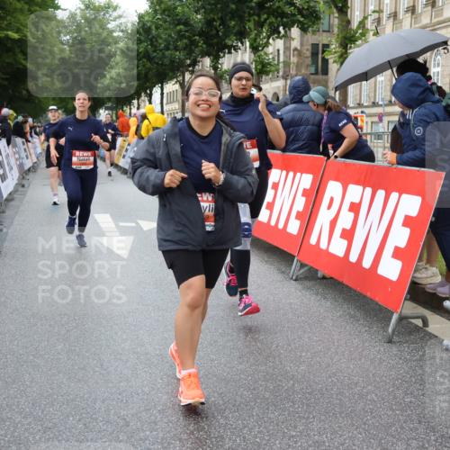 14.06.2026 - REWE Women's Run Strokosch-Dieckow http://msf.ph/oto/9773005 14.06.2026 11:09:27 Ziel 5259, 5279, 5600, 5681, 5836, 5927, 5968 meine-sportfotos.de