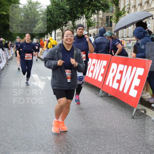 14.06.2026 - REWE Women's Run Strokosch-Dieckow http://msf.ph/oto/9773016 14.06.2026 11:09:27 Ziel 5259, 5279, 5600, 5681, 5836, 5927, 5968 meine-sportfotos.de