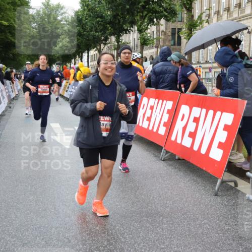 14.06.2026 - REWE Women's Run Strokosch-Dieckow http://msf.ph/oto/9773025 14.06.2026 11:09:27 Ziel 5259, 5279, 5600, 5681, 5836, 5927, 5968 meine-sportfotos.de