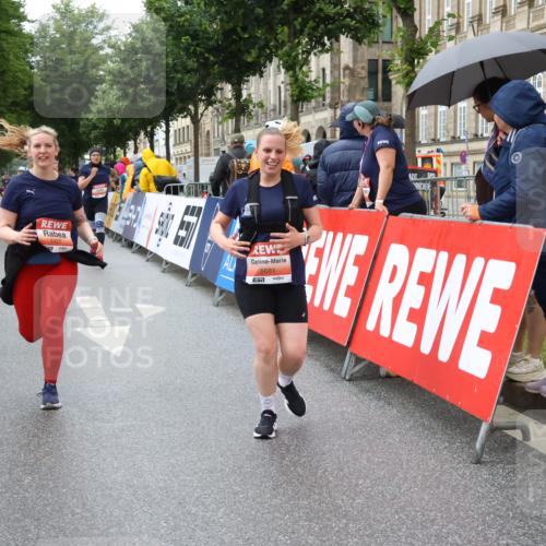14.06.2026 - REWE Women's Run Strokosch-Dieckow http://msf.ph/oto/9773091 14.06.2026 11:09:24 Ziel 5037, 5099, 5259, 5279, 5600, 5681, 5732, 5927 meine-sportfotos.de