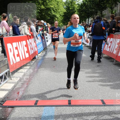 14.06.2026 - REWE Women's Run Strokosch-Dieckow http://msf.ph/oto/9773172 14.06.2026 10:54:51 Ziel 5189, 5594, 5613, 5707, 5916 meine-sportfotos.de