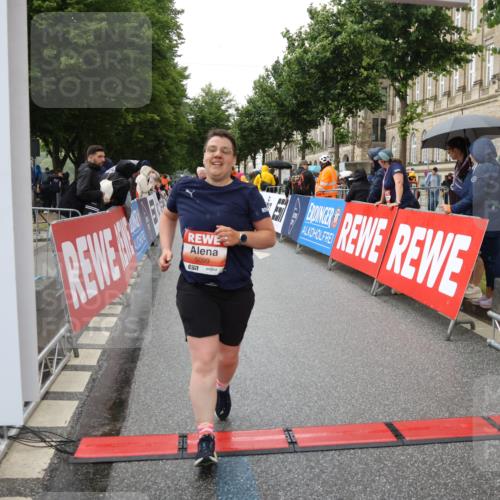 14.06.2026 - REWE Women's Run Strokosch-Dieckow http://msf.ph/oto/9773177 14.06.2026 11:09:17 Ziel 5037, 5099, 5543, 5544, 5600, 5653, 5732, 5755, 5825, 5841, 5925 meine-sportfotos.de
